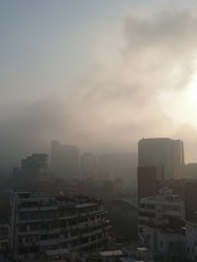濃霧湧進維港