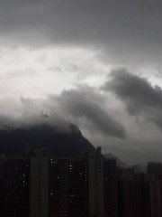 滿天黑雲 大雨前夕?