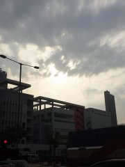 黑壓壓的雲與太陽