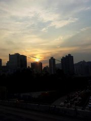 夕陽無限好，只是影唔到，龍翔無限高，只是太擠堵