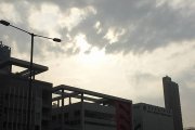 黑壓壓的雲與太陽