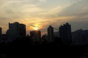 夕陽無限好，只是影唔到，龍翔無限高，只是太擠堵