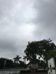 天邊烏雲笑顏逐開@英華書院外