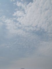 呈C形的雲朵