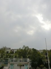 明媚的天