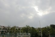 明媚的天