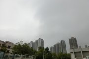 天空分成了兩種顏色