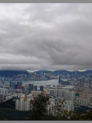 飛鵝山外望香港島雲層