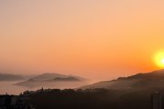 薄霧中的日出 （西貢牛尾海）