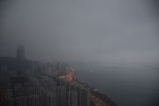 霧籠罩照大地光
