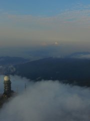 穿越雲層見晴天