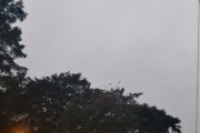 煙霧彌漫天空滿布烏雲一直下著微雨
